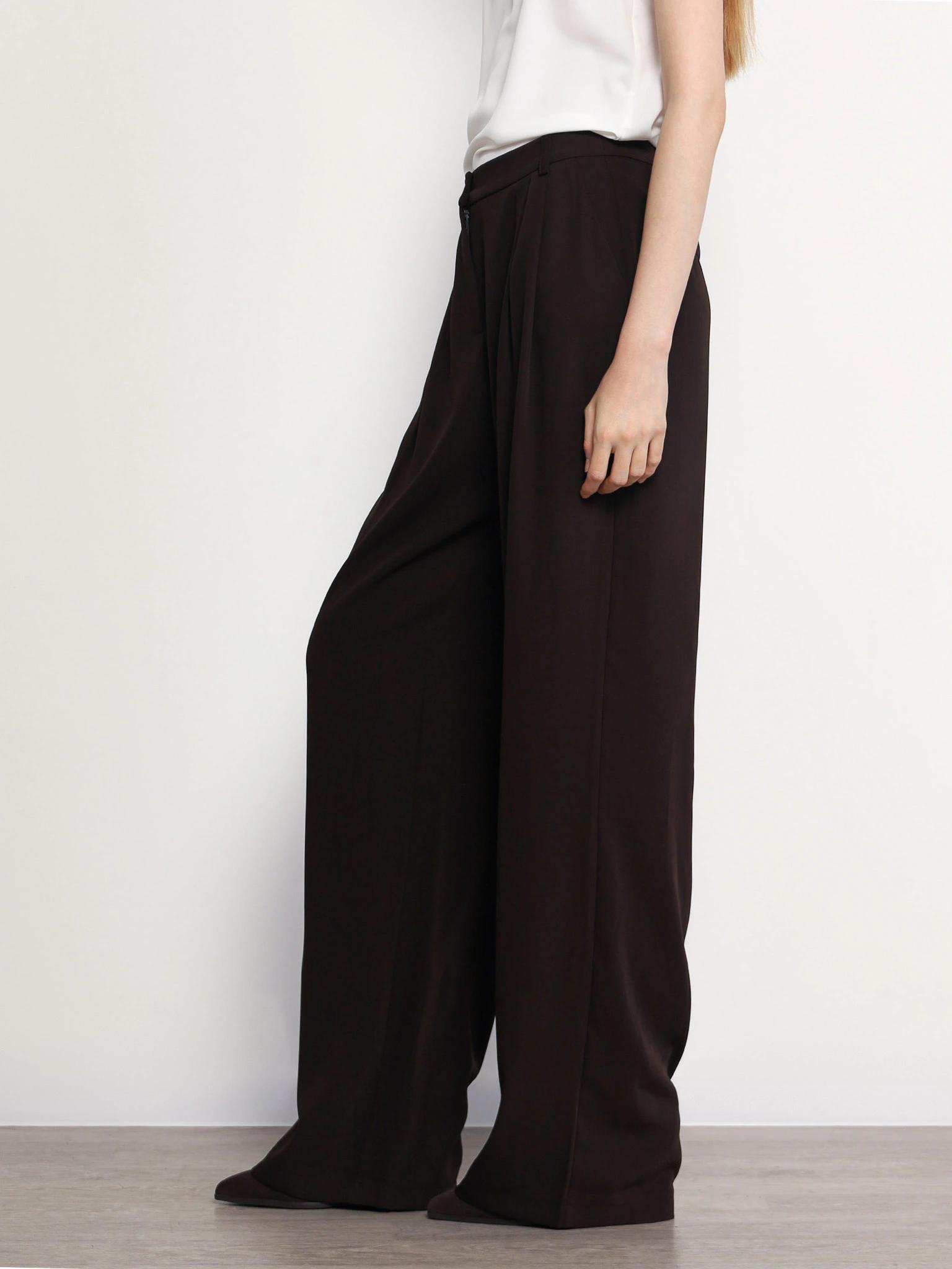 Брюки темно-коричневого цвета расклешенного кроя